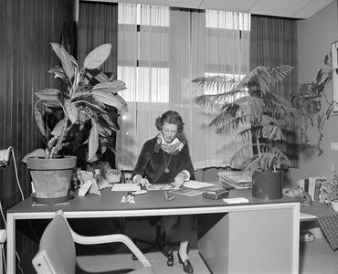 884538 Interieur van het verpleeghuis Albert van Koningsbruggen (Beneluxlaan 924) te Utrecht: een werkkamer met een ...